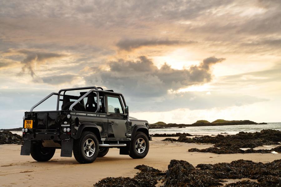  Land Rover Defender SVX 60th Anniversary Edition 2008 года  (фото 33 из 35)